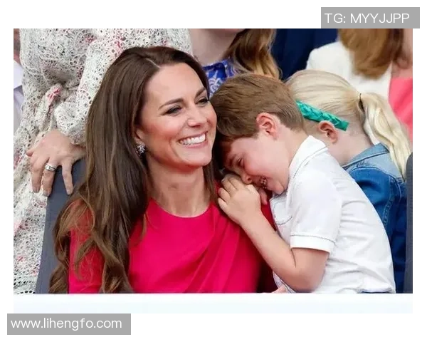 足球巨星与萌娃同框瞬间，感受运动与童真交织的温馨时刻